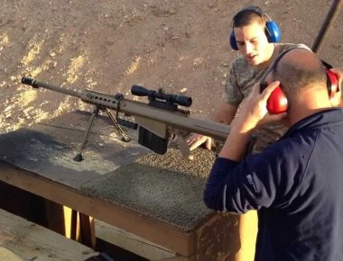 Το φονικό Barret 0,50 cal: Σε σκοτώνει ακόμα και αν το βλήμα περάσει δίπλα σου! (βίντεο)